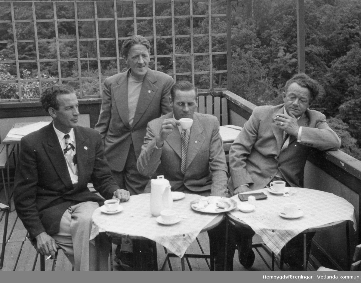Längst till vänster sitter Glans, såendes är Birger Lönn, herren med kaffekoppen  är Arild Jacobsson och längst till höger Hary Ekström.

Hembygdsföreningen Njudung