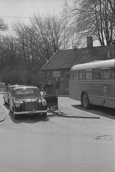 Text till bilden: "Johan Forsell med sin taxibil vid torget. Min morbror". Album 3 bild 28.