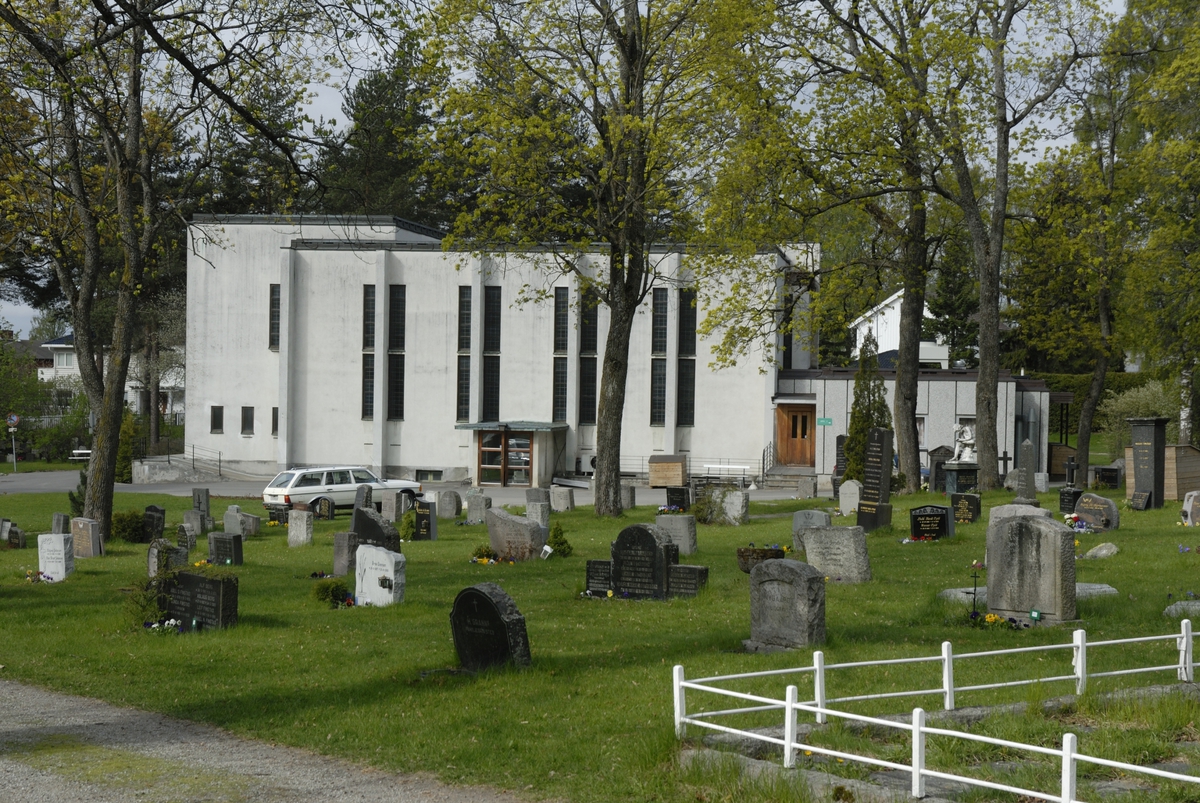 Hamar Krematorium, akitekt Rolf Prag. Hamar Kirkegård, gravsteiner. 