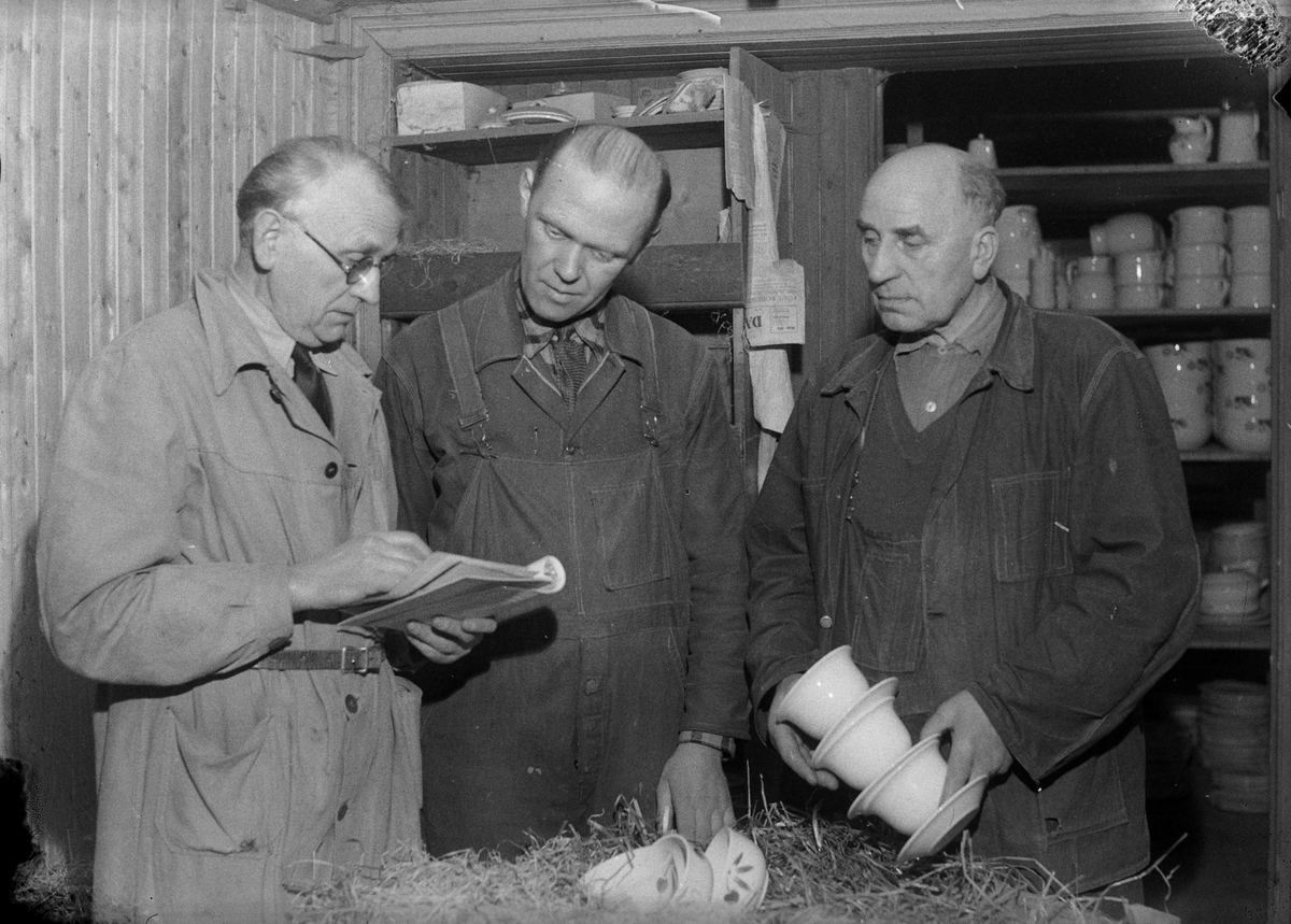 Tre arbeidere ved C.I. Pedersen Glassmagasin