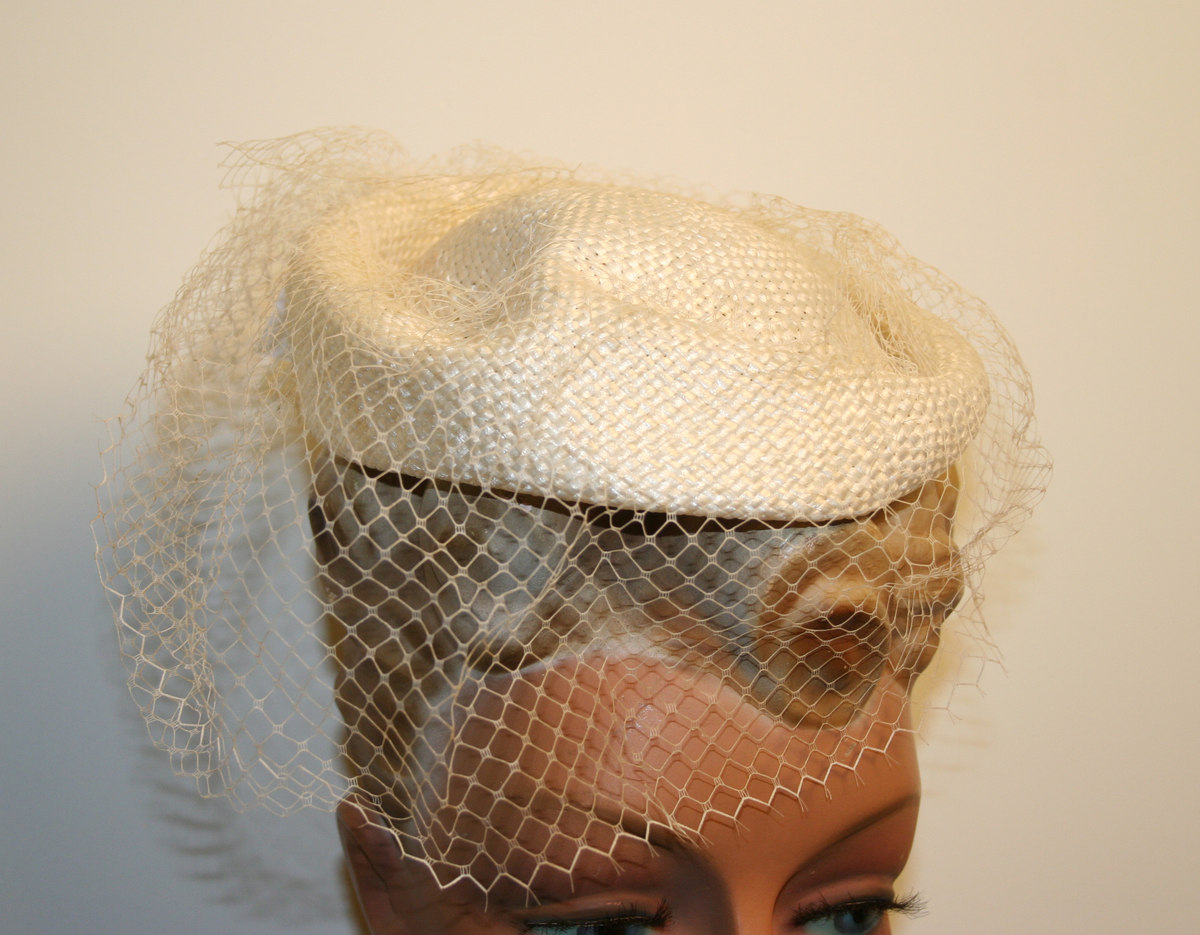 Damehatt, en sommerhatt i hvit nylon hatt med slør.