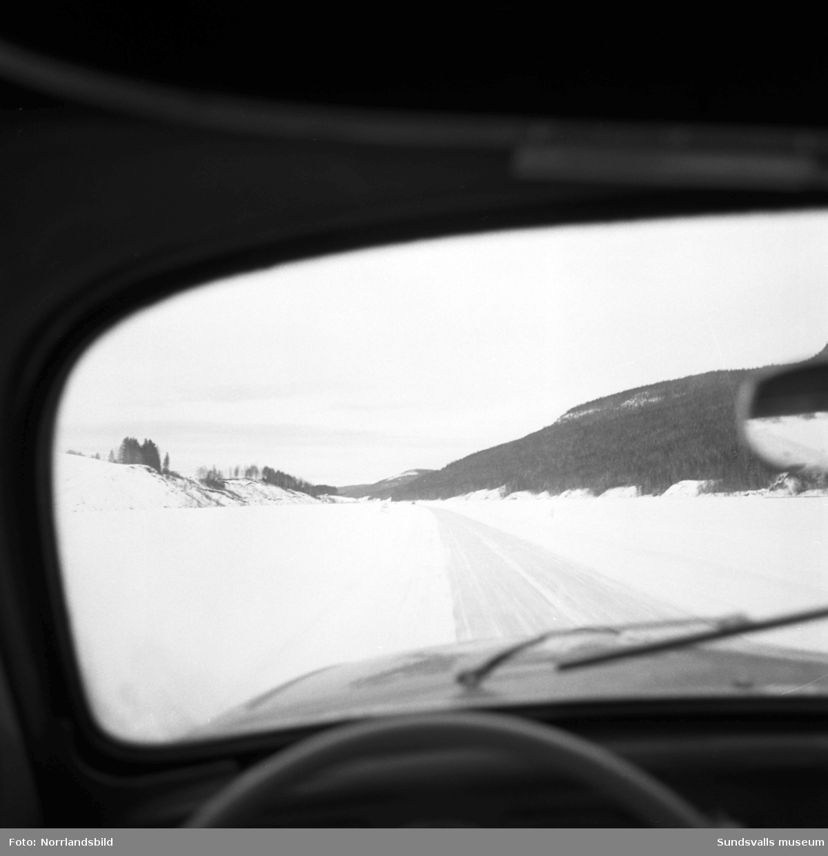 En bilväg är upplogad på Indalsälvens is mellan Bergeforsen och Järkvissle. Men man kör där på egen risk!
