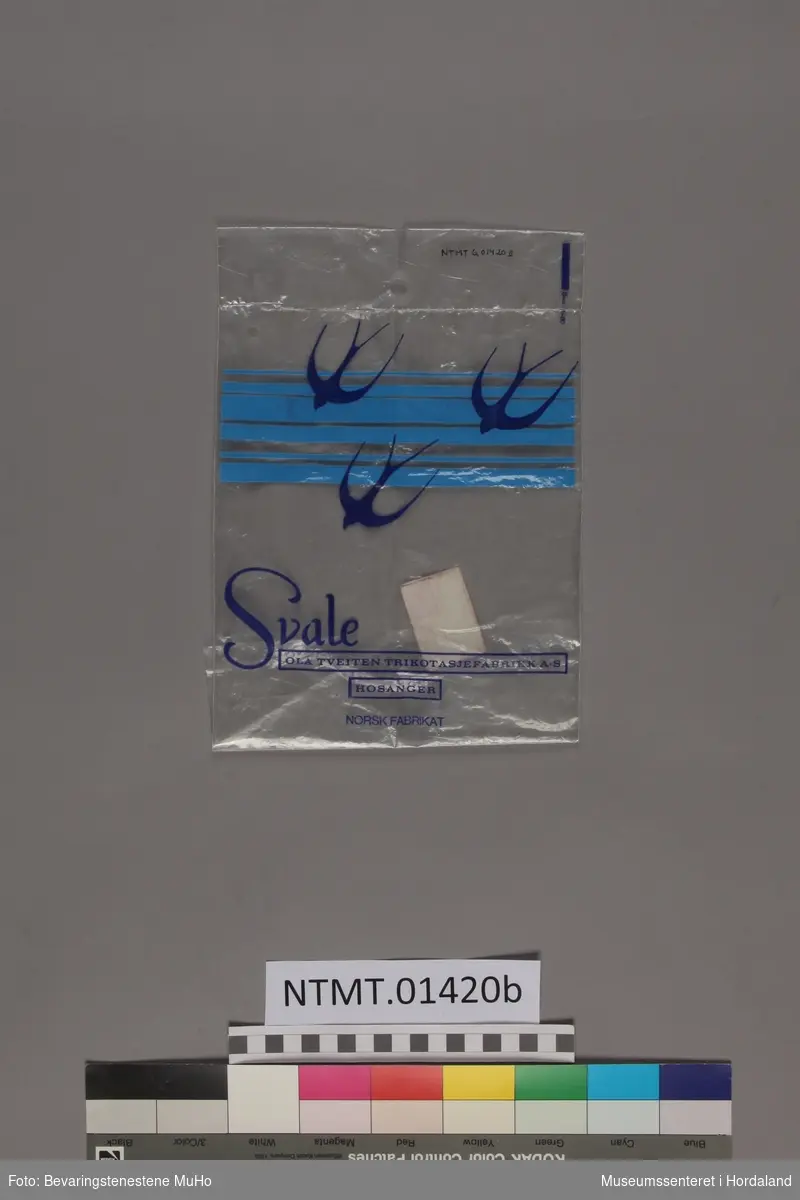På emballasjen er produsentens logo/emblem, 3 svaler som flyr over noen lyseblå striper. (Fargetrykk på plastemballasje.)