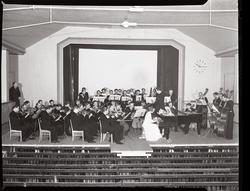 Symfoniorkesteret i kinosalen på Steinkjersannan