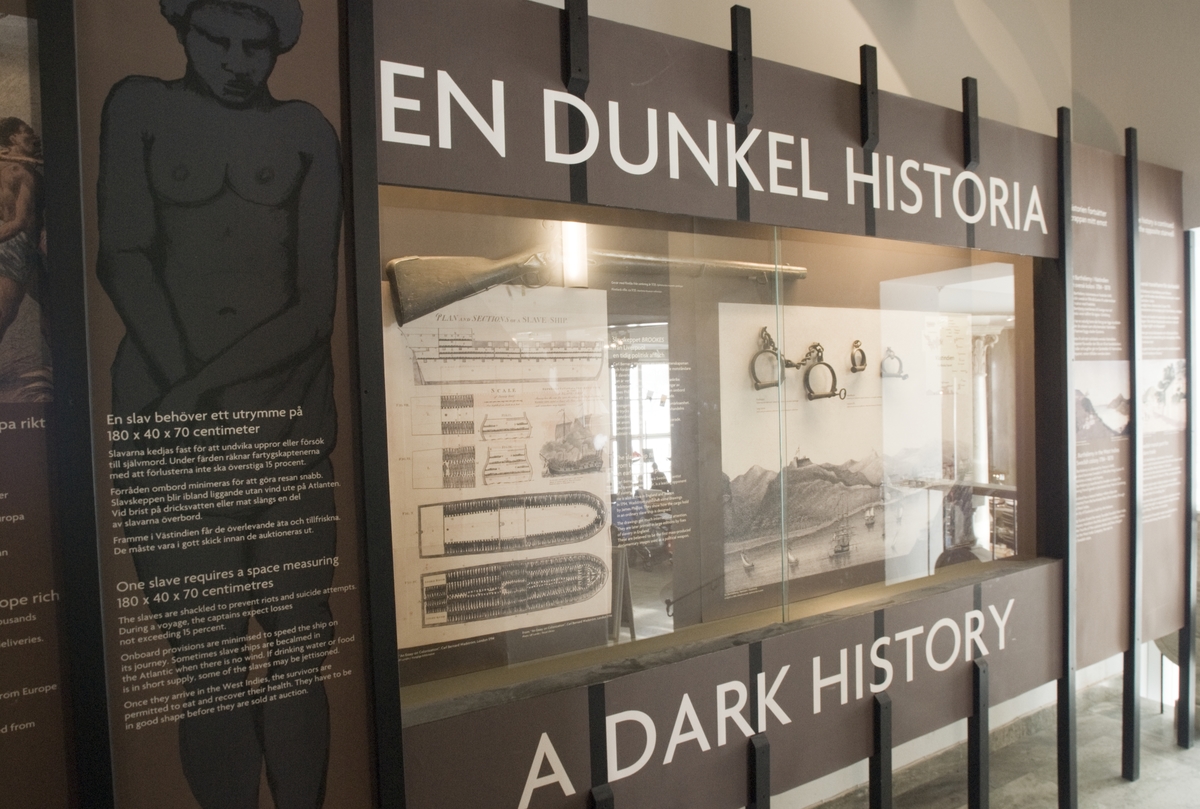 Utställningen "En dunkel historia" i trappmontrarna på Sjöhistoriska museet.
