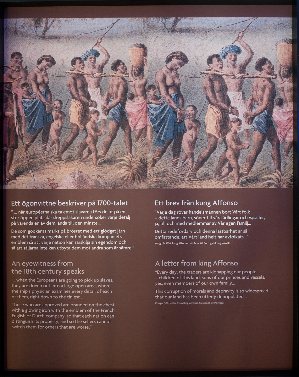 Vandringsutställningen "En dunkel historia" om den transatlantiska slavhandeln. Skylt med utställningstext.