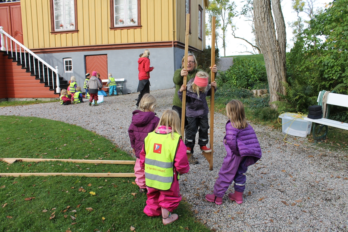 Aktivitetsdag på Berg-Kragerø Museum 9.10.2013. Aktiviteter som ringkast, hoppe i sekk, brette fly, male, tautrekking og ågå på stylter synes barna var morro.