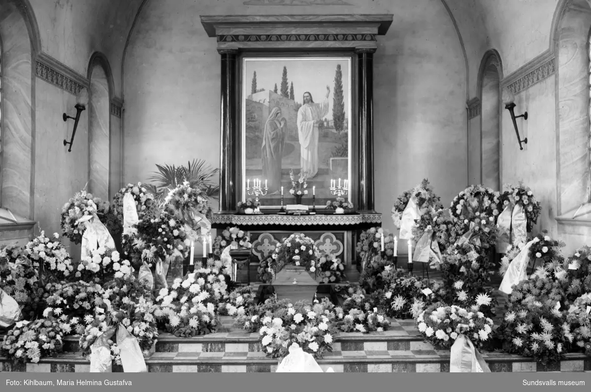 Begravningsförrättningar i gravkapellet. Bild 1-2 är oidentifierade. Bild 3 visar Dahlmans begravning 1948 och bild 4 visar A G Arnells begravning 1946.