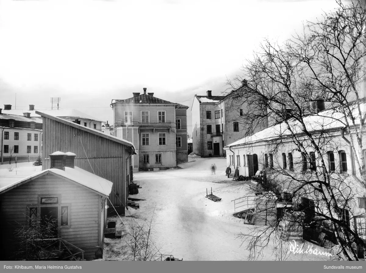 Lindgrenska arbetsinrättningen. gården i kv Åmotet 4. I mitten arbetsinrättningens gavel, t h "gamla" ålderdomshemmet och stallbyggnaden, bägge från 1890.