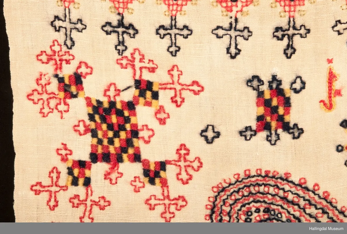 Broderiet er som broderiene på HFN 03537, samme signatur brodert på begge.
Opplysning fra gml. protokoll "kurvplagg".
Seinere beskrevet som "sendingplagg".