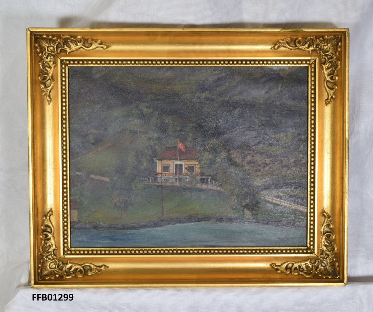 Maleriet viser et gulmalt lite hus ved vannet. Huset ligger ved foten av et fjell eller berg.