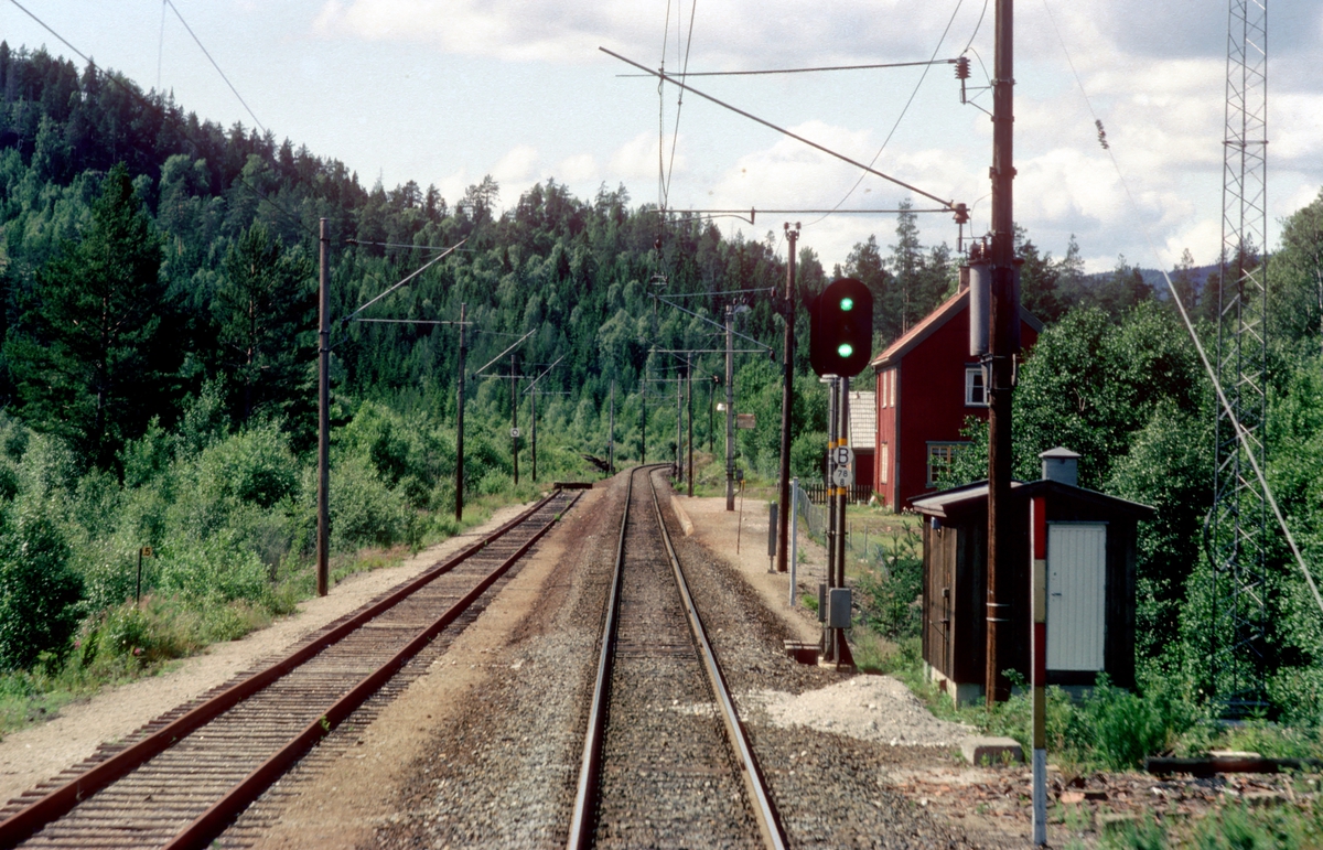Bilde tatt fra El 8 2071 i godstog til Tinnoset ved Nisterud Blokkpost, tidligere Nisterud stasjon.