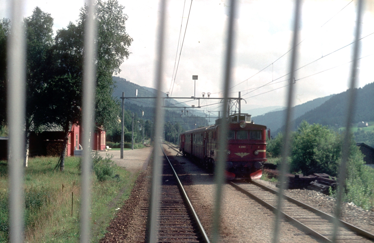 Kryssing i Urdland stasjon. Bildet er tatt fra et lokomotiv type El 14, og kryssende tog kjøres med et lokomotiv type El 9.