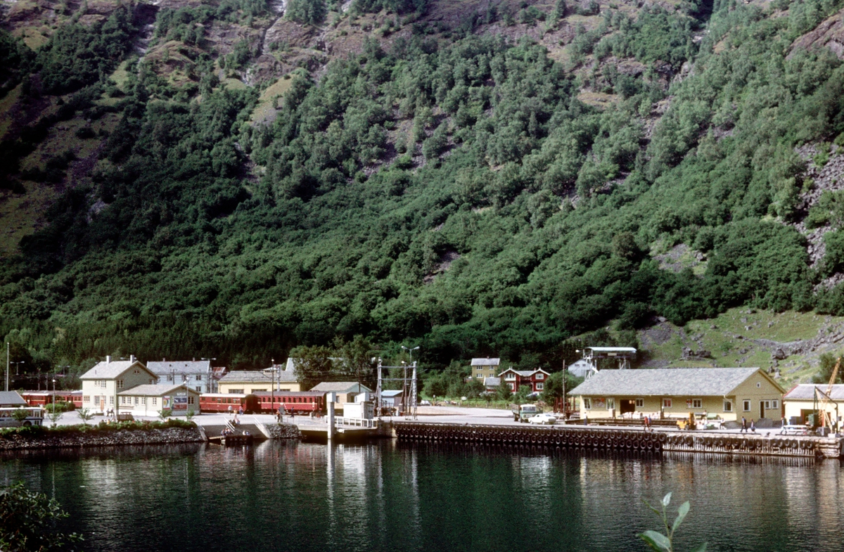 Flåmsbana. Flåm stasjon. Aurlandsfjorden.