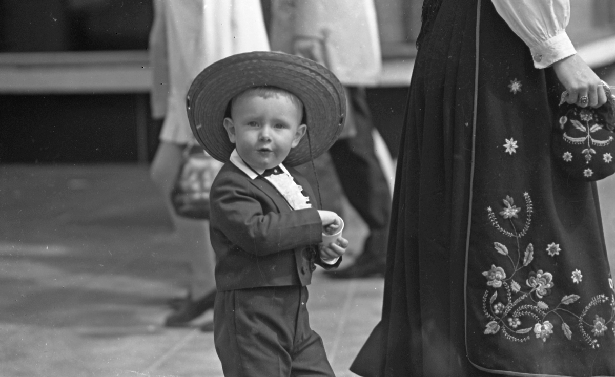 17. mai - 1971.   Del 7 av 7.  Dagens taler. Folkeliv, korps, barne-, folke- og russe-tog. Kransenedleggelse.