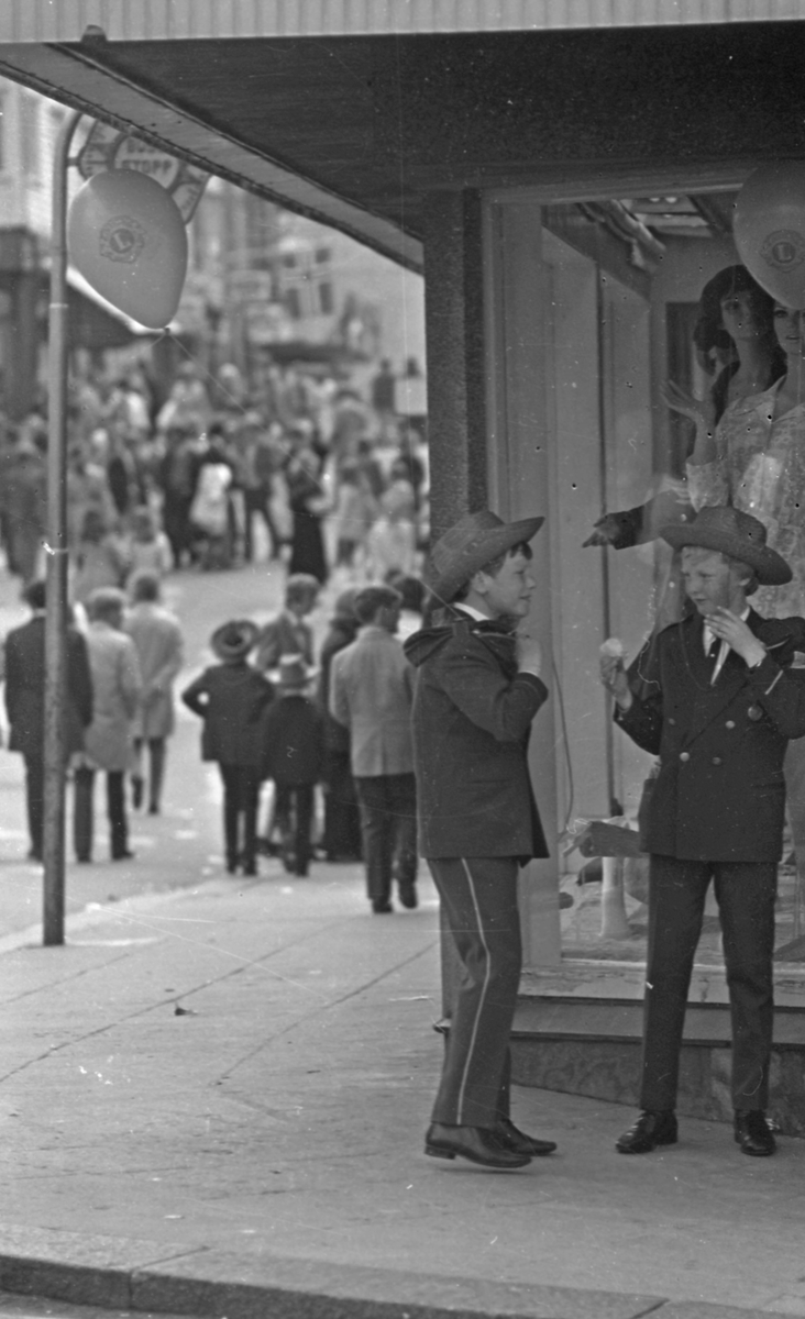 17. mai - 1971.   Del 7 av 7.  Dagens taler. Folkeliv, korps, barne-, folke- og russe-tog. Kransenedleggelse.