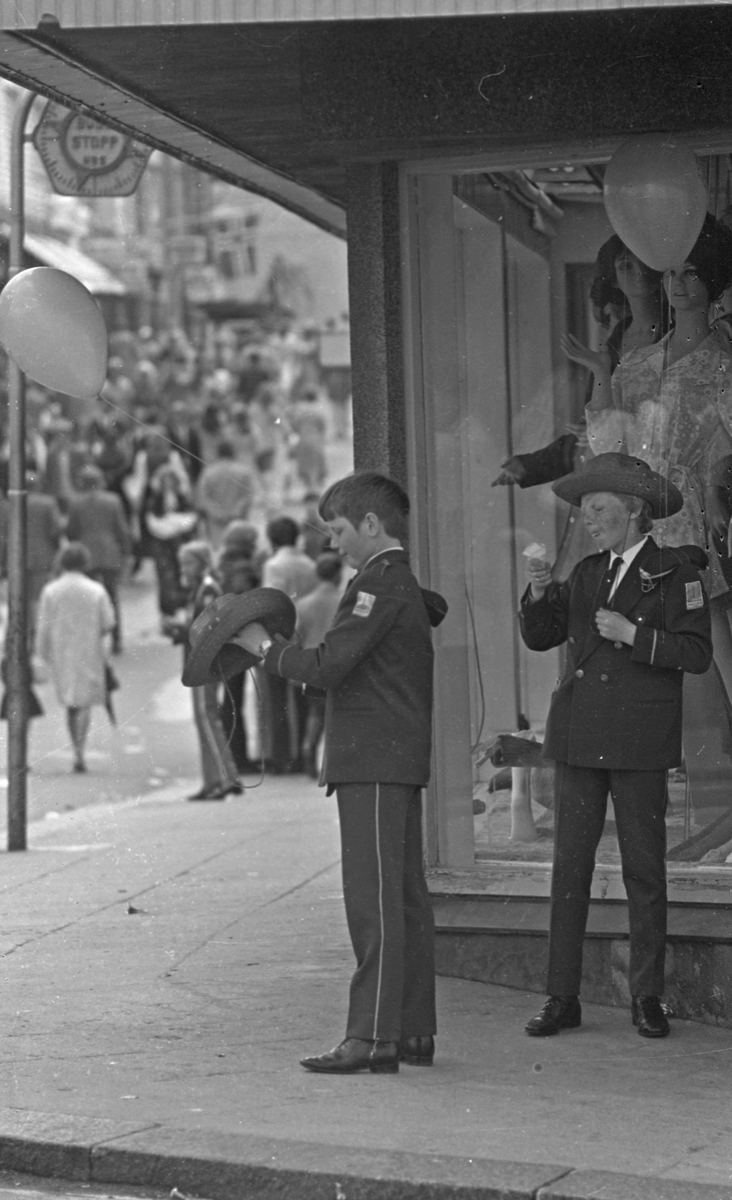 17. mai - 1971.   Del 7 av 7.  Dagens taler. Folkeliv, korps, barne-, folke- og russe-tog. Kransenedleggelse.