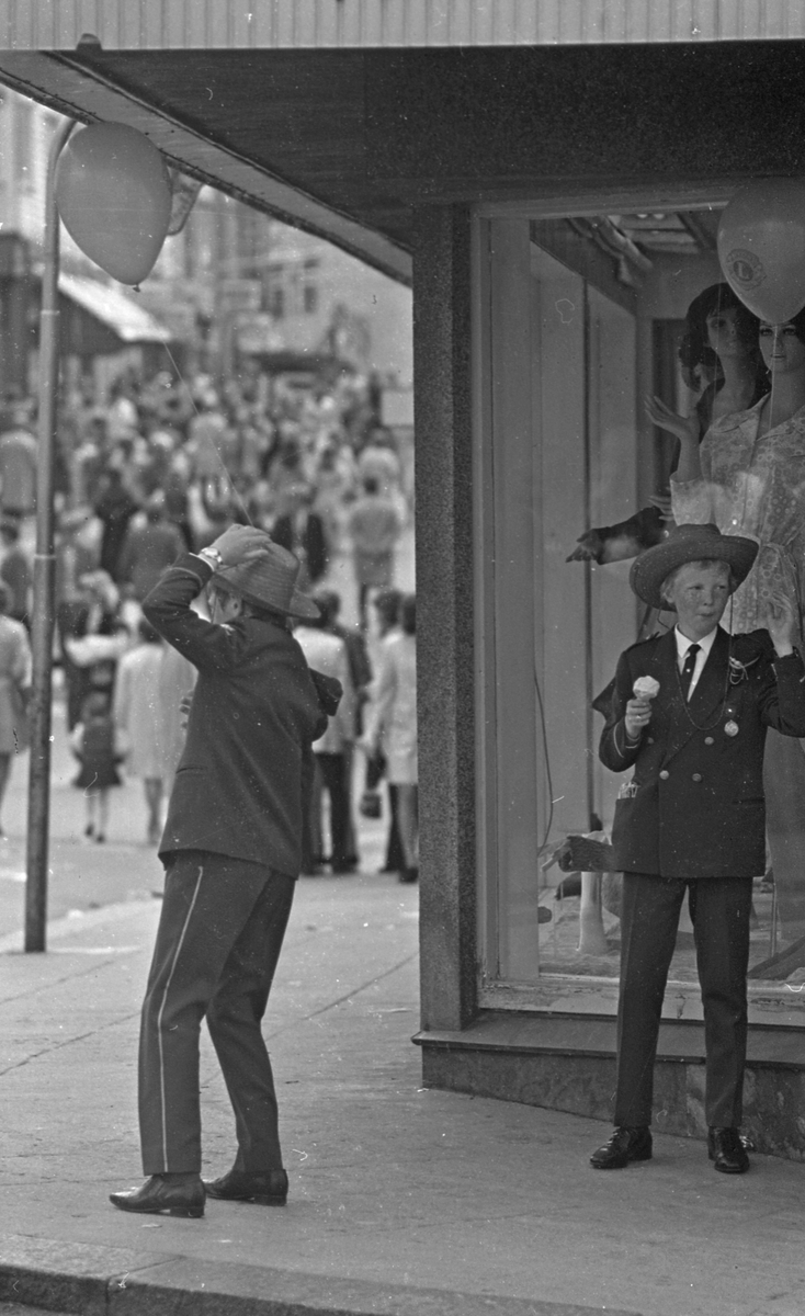 17. mai - 1971.   Del 7 av 7.  Dagens taler. Folkeliv, korps, barne-, folke- og russe-tog. Kransenedleggelse.