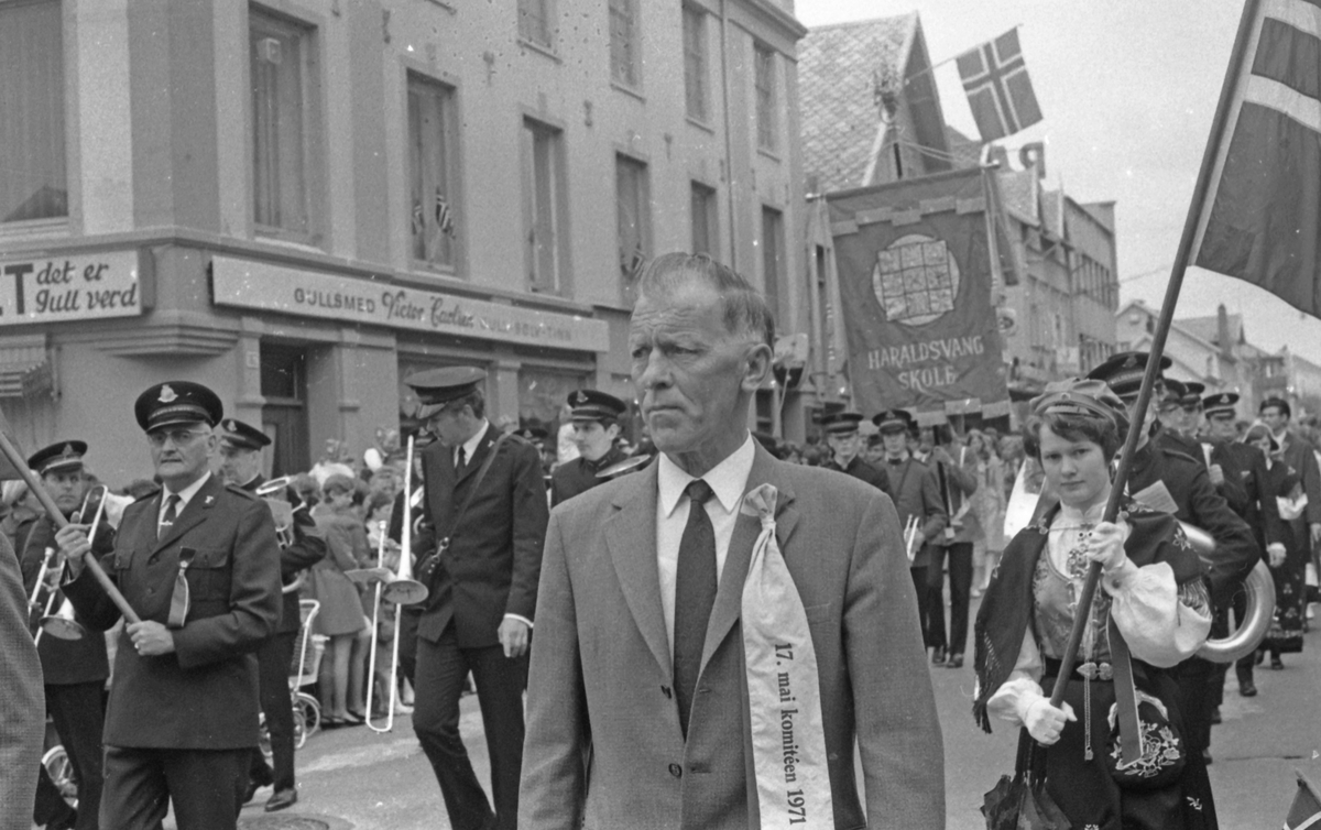 17. mai - 1971.   Del 7 av 7.  Dagens taler. Folkeliv, korps, barne-, folke- og russe-tog. Kransenedleggelse.