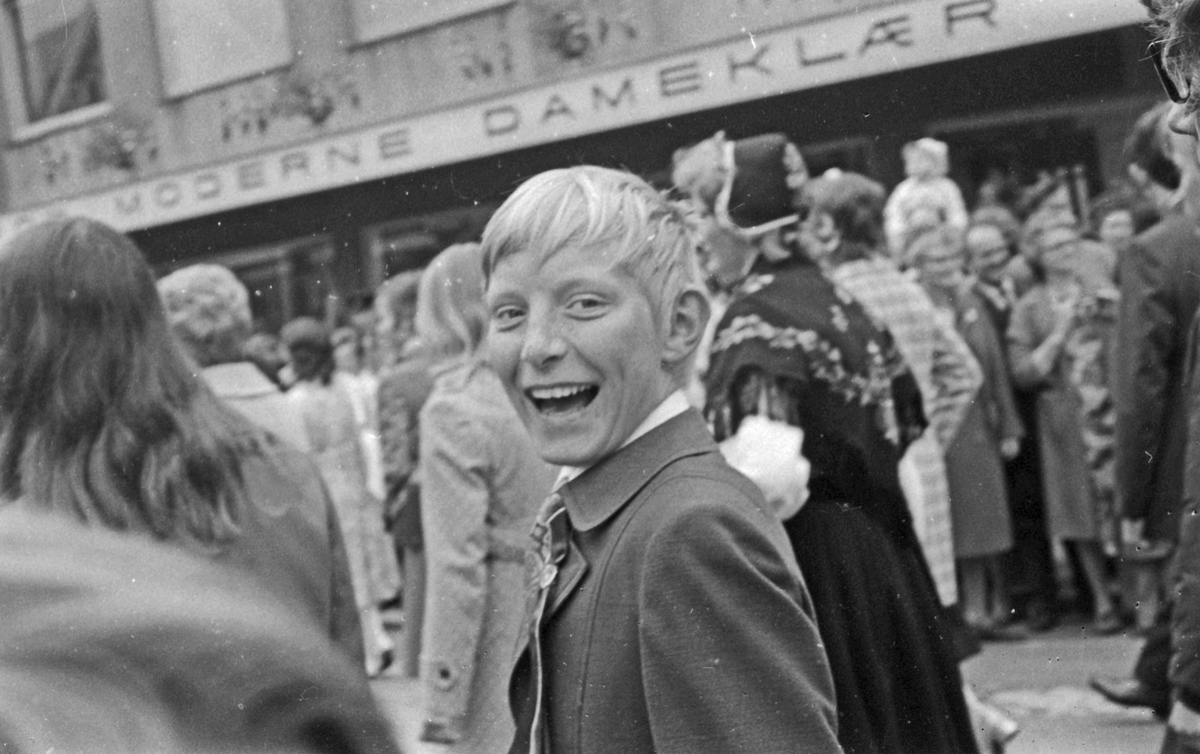 17. mai - 1971.   Del 7 av 7.  Dagens taler. Folkeliv, korps, barne-, folke- og russe-tog. Kransenedleggelse.