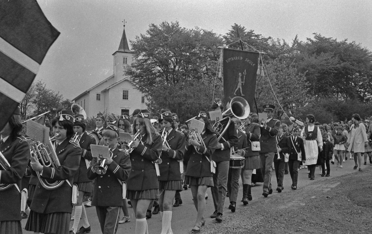 17. mai - 1971.  Del 3 av 7. Kransenedleggelse. Barne-tog og andre aktiviteter.