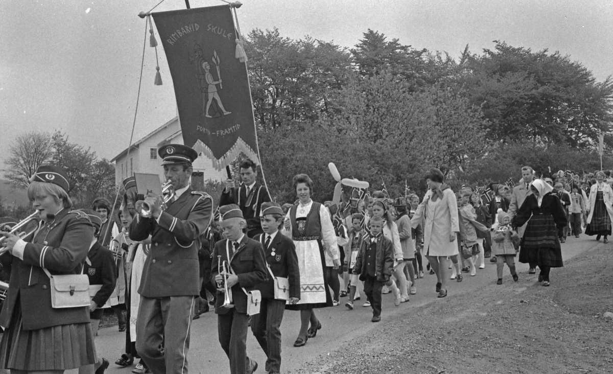 17. mai - 1971.  Del 3 av 7. Kransenedleggelse. Barne-tog og andre aktiviteter.