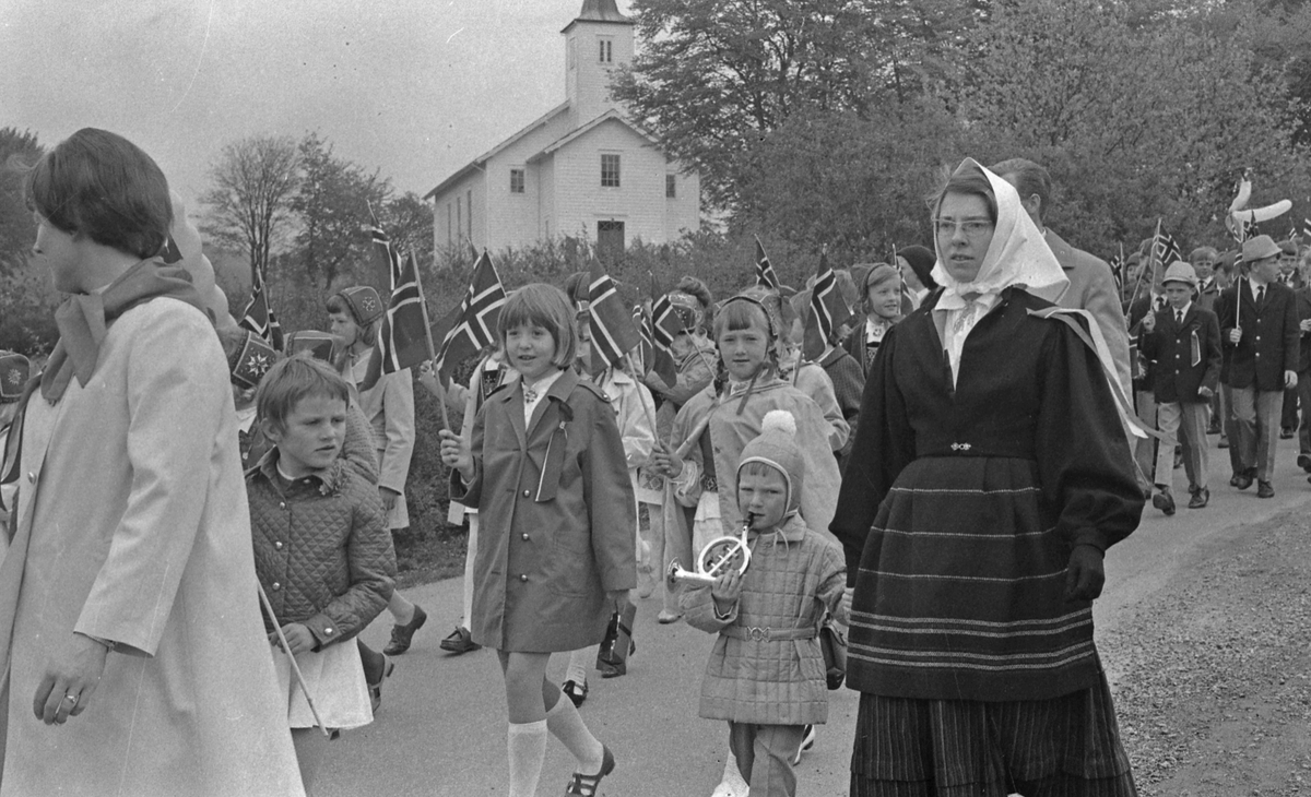 17. mai - 1971.  Del 3 av 7. Kransenedleggelse. Barne-tog og andre aktiviteter.