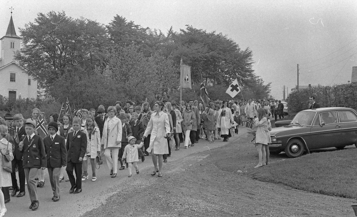 17. mai - 1971.  Del 3 av 7. Kransenedleggelse. Barne-tog og andre aktiviteter.