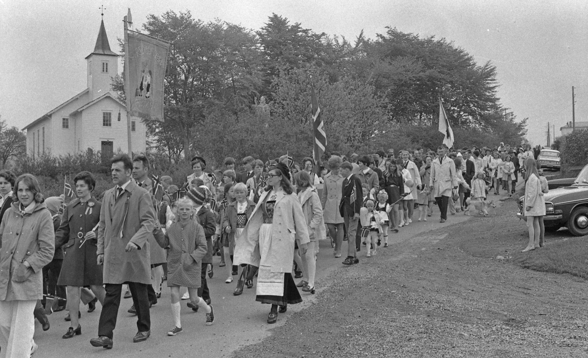 17. mai - 1971.  Del 3 av 7. Kransenedleggelse. Barne-tog og andre aktiviteter.