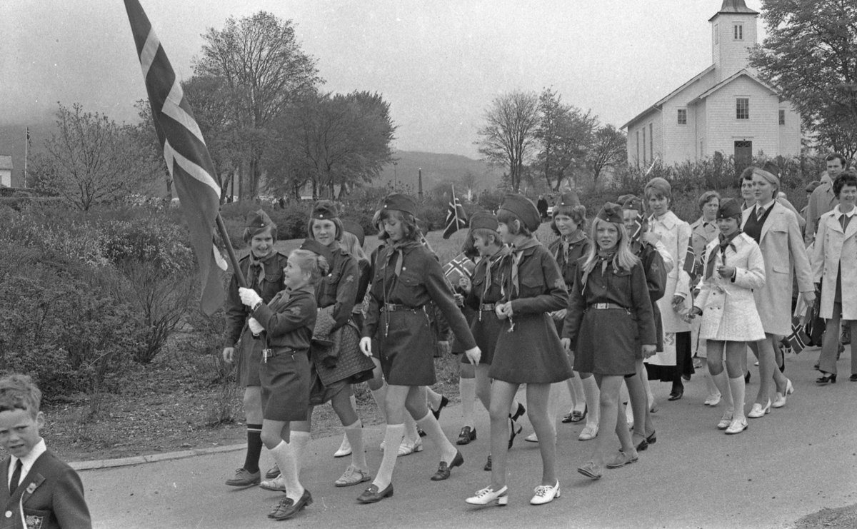 17. mai - 1971.  Del 3 av 7. Kransenedleggelse. Barne-tog og andre aktiviteter.