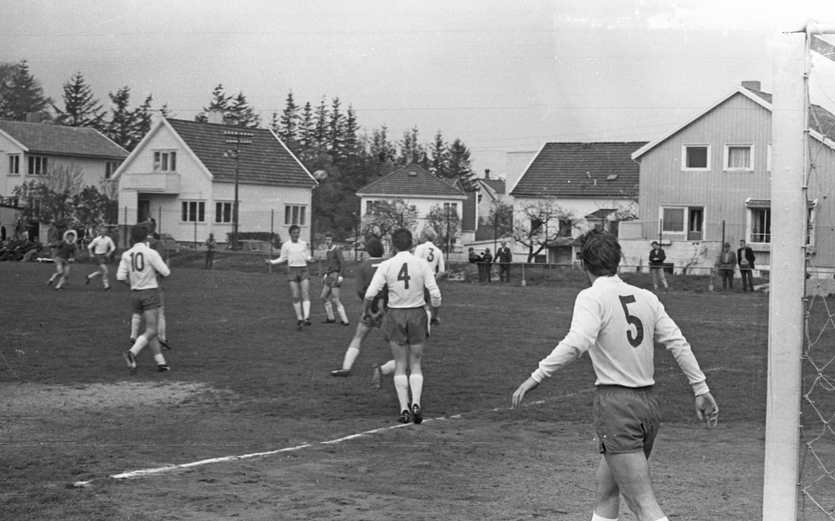 17. mai - 1970.  Del 4 av 4. Roing. Barne- og folke-tog. Fotballkamp.
