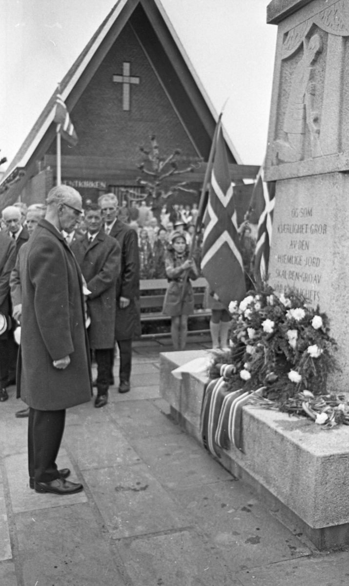 17. mai - 1970. Del 2 av 4. Kransenedlegging, roing, barne- og folke-tog.
