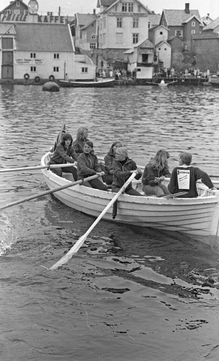 17. mai - 1970. Del 2 av 4. Kransenedlegging, roing, barne- og folke-tog.