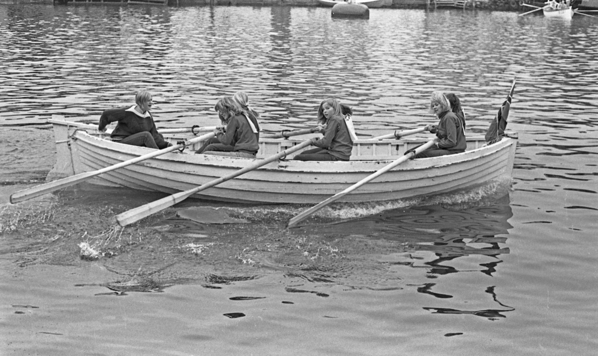17. mai - 1970. Del 2 av 4. Kransenedlegging, roing, barne- og folke-tog.