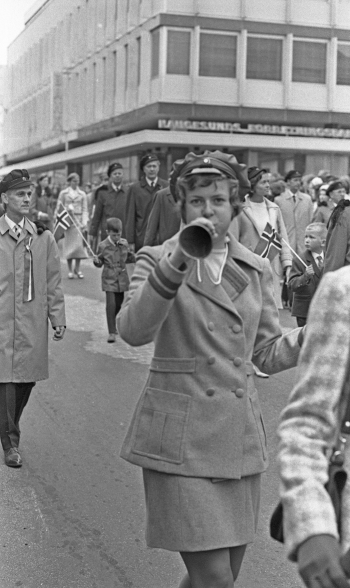 17. mai - 1970. Del 2 av 4. Kransenedlegging, roing, barne- og folke-tog.