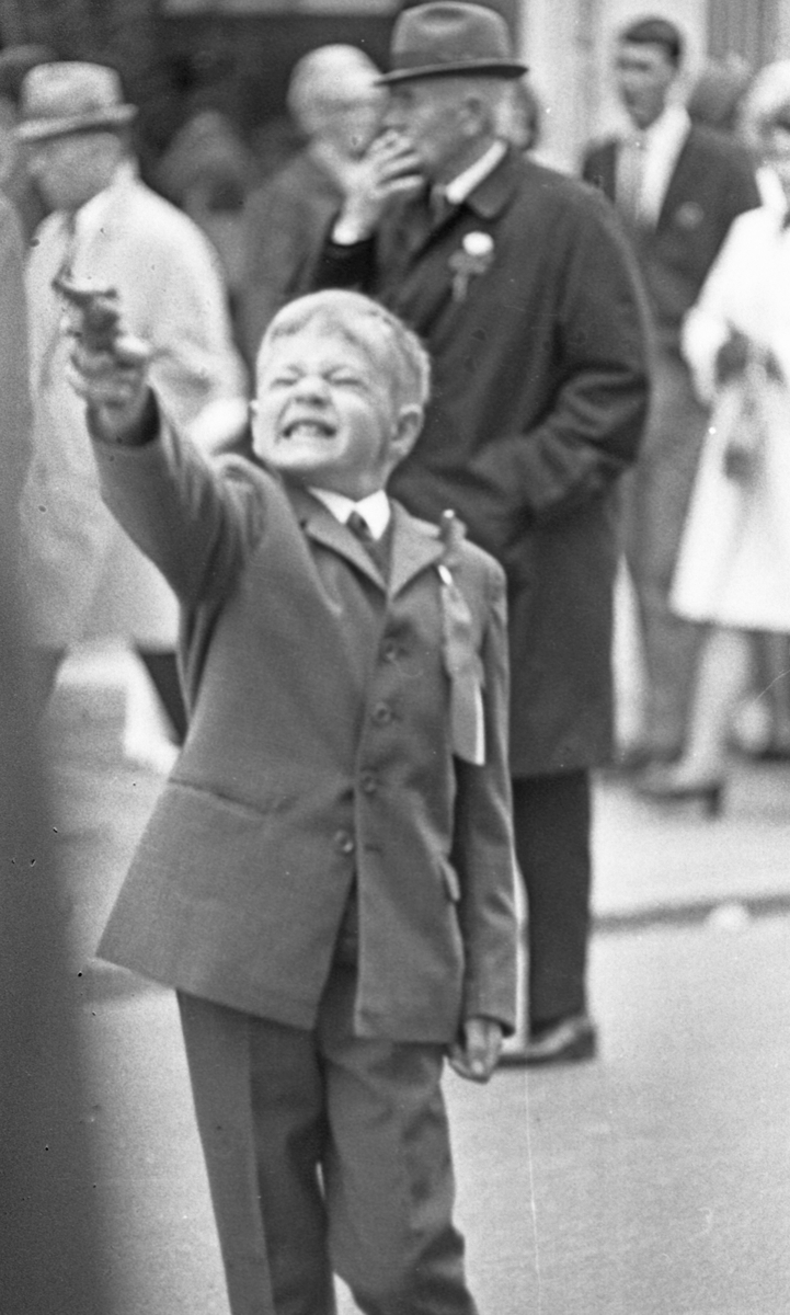 17. mai - 1970. Del 2 av 4. Kransenedlegging, roing, barne- og folke-tog.