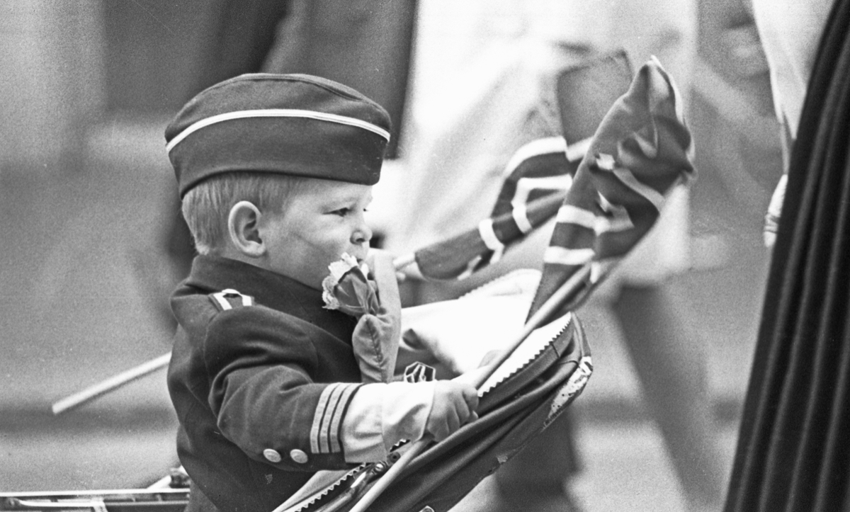17. mai - 1970. Del 2 av 4. Kransenedlegging, roing, barne- og folke-tog.