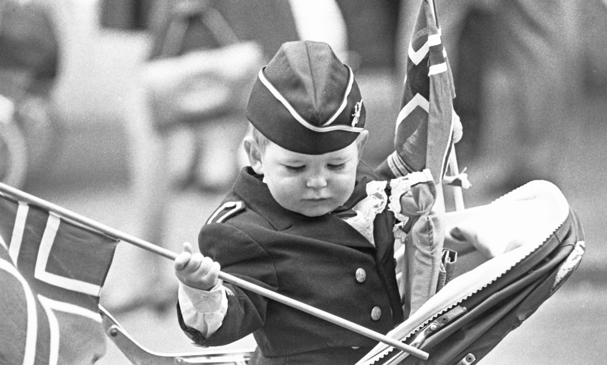 17. mai - 1970. Del 2 av 4. Kransenedlegging, roing, barne- og folke-tog.