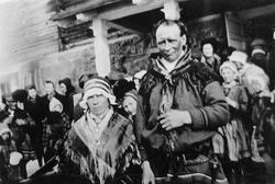 Brudeparet Tekla og Nils Petter Vasara, fotografert foran en