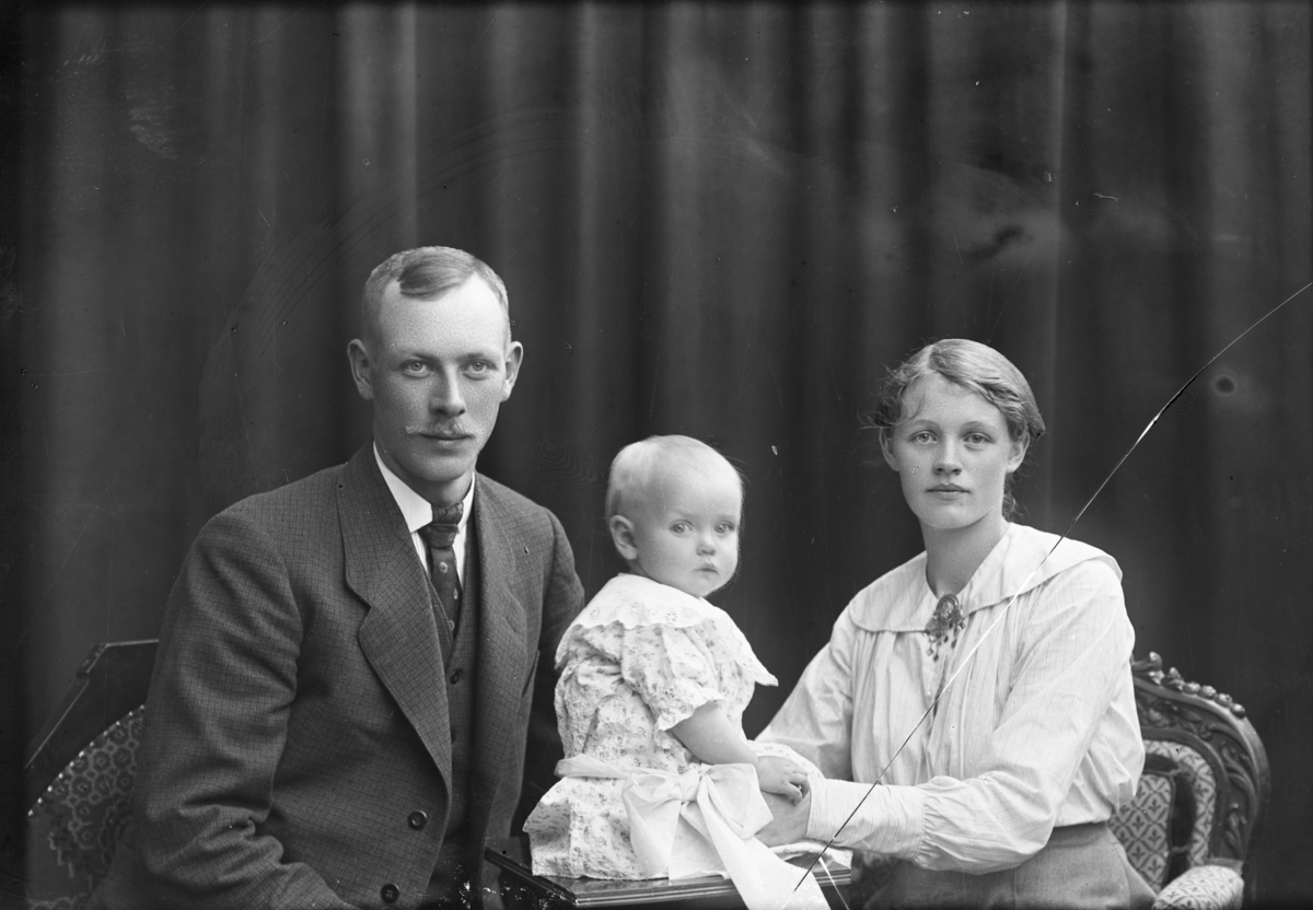 Familieportrett. Aslak Rønningen med kone og barn