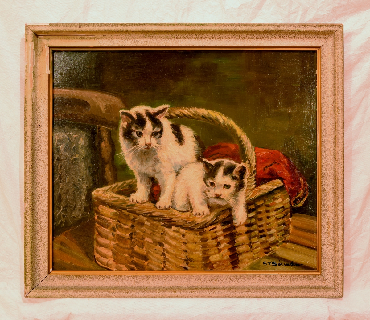Maleri av to hvite og sorte katteunger i en kurv.