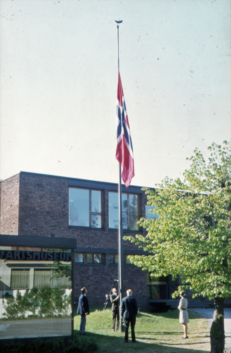 Flaggene heises. - Åpningen av Norsk Sjøfartsmuseum på Bygdøynes.