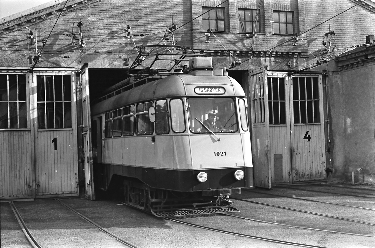 Ekebergbanen, Oslo Sporveier. Holtet vognhall. Vogn 1021 kjøres ut.