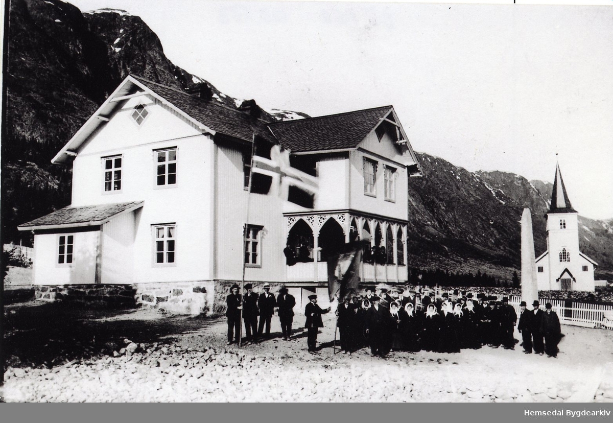 Ungdomslaget Vårvon har fest syttande mai i 1915 ved Tingbygnaden (kommunehuset) i Hemsedal.
