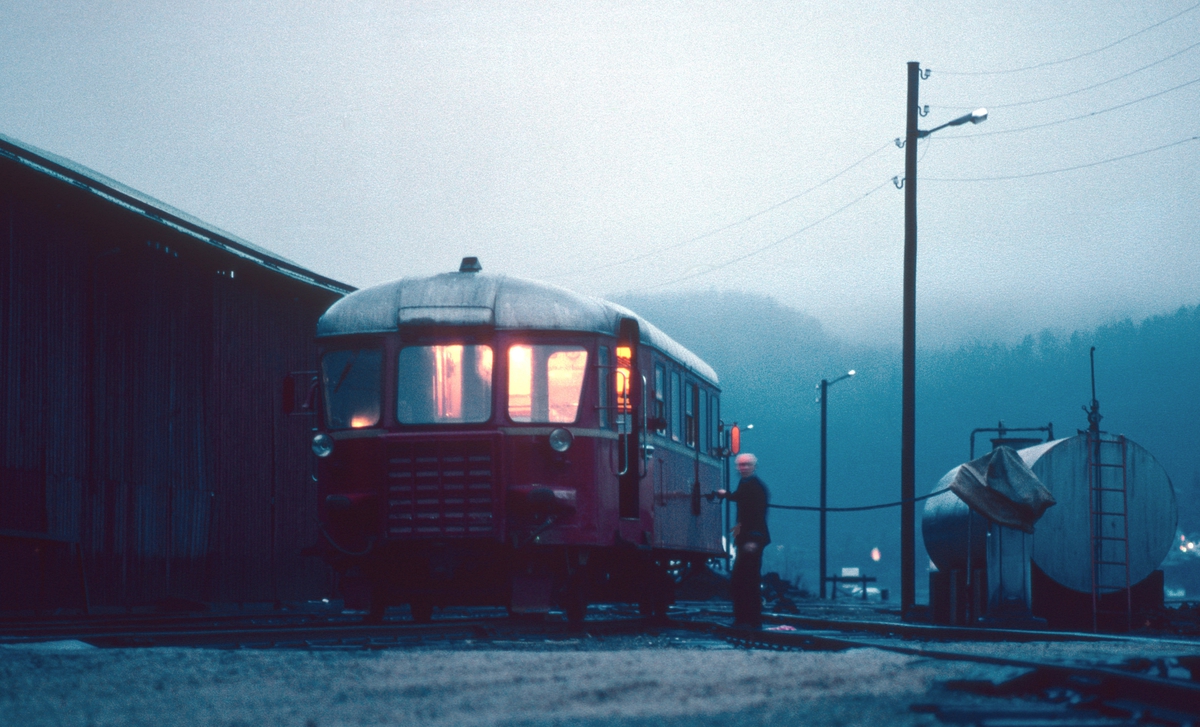 Flekkefjord stasjon, lokomotivstall. Lokomotivfører fyller diesel på NSB motorvogn BM 87 01.