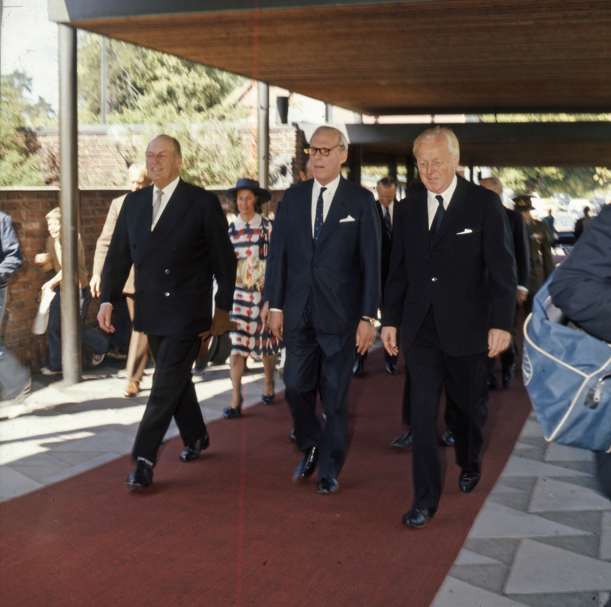H.M. Kong Olav V, og kronprinsparet ankommer åpningen av Norsk Sjøfartsmuseum på Bygdøynes.