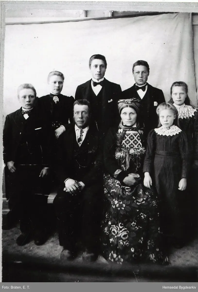 Familien Margit og Knut Intelhus.
Frå venstre: Ola Intelhus, fødd 1883; Jon Intelhus, fødd 1886; Barbo Intelhus, fødd 1890; Anne Intelhus, fødd 1893.