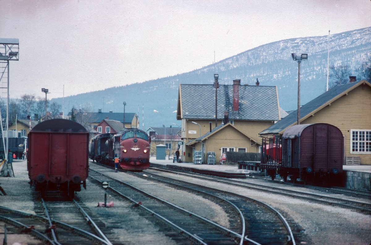Tynset stasjon, Rørosbanen. Godstog Trondheim - Hamar med NSB dieselelektrisk lokomotiv type Di 3. Bildet er tatt fra lokomotivet i kryssende tog 301.
