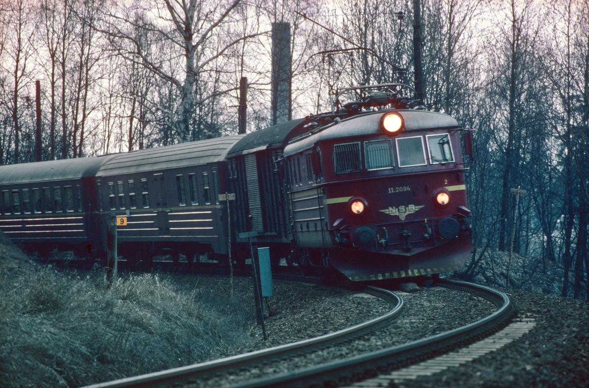 Ekspresstog til Bergen. NSB elektrisk lokomotiv El 11 2094 og vogner type 5.
