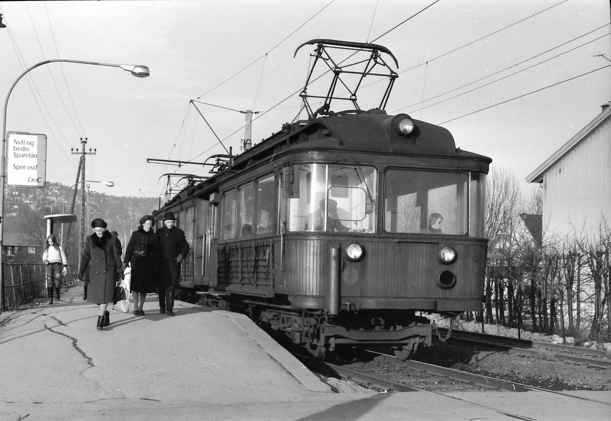 A/S Holmenkolbanen. Røabanen. Vogn 111 og 112, type 1935 (Skabo, Siemens Schuckert). Eiksmarka stasjon.